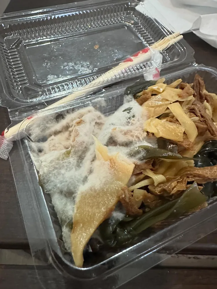 女網友叫外送驚見滿滿的黴菌絲。翻攝mavis_1995  Threads