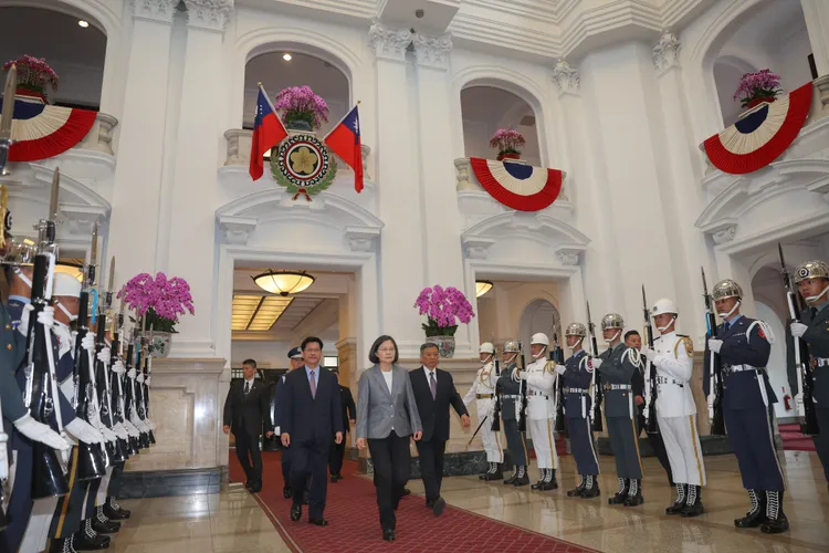 前總統蔡英文步入總統府準備交接。台北市攝影記者聯誼會提供