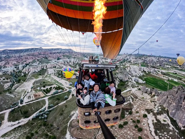 怕麻煩的旅客建議也可以參與旅行社的團體行程。老田鬧著玩提供