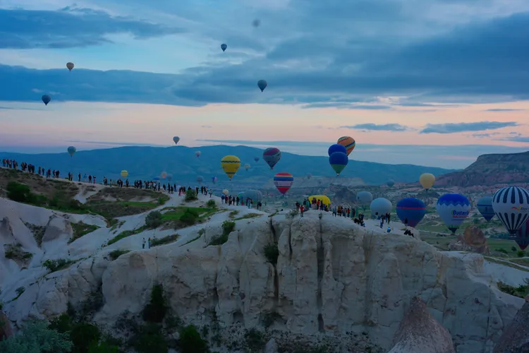 飛行日當日也吸引了很多旅客在地面上拍照。SH攝
