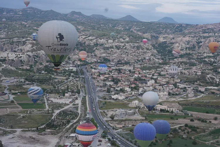 熱氣球在專業飛行員的操作下，優雅的穿梭在山谷間，時高時低讓旅人一攬不同角度之美。SH攝