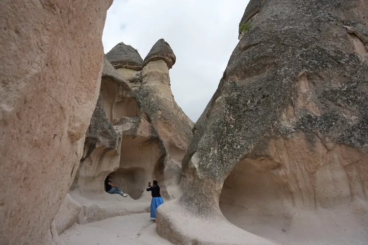 「蘑菇谷」內有許多奇特的地形景觀，旅客可深入其中親近拍照，但務必注意安全。SH攝