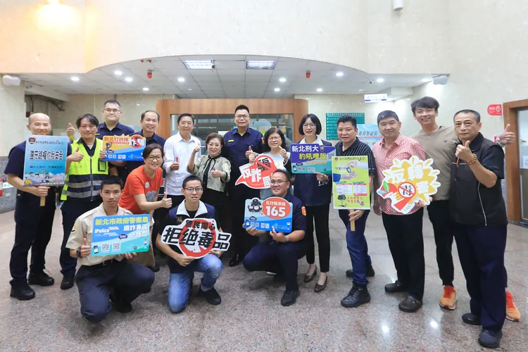 瑞芳警與陳淑芳一起反詐宣導。警方提供