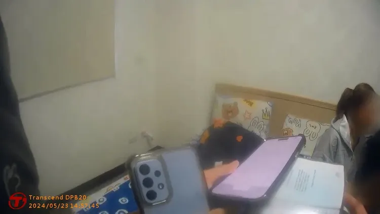 來自泰國的性工作者被警方查獲，態度相當鎮定。民眾提供