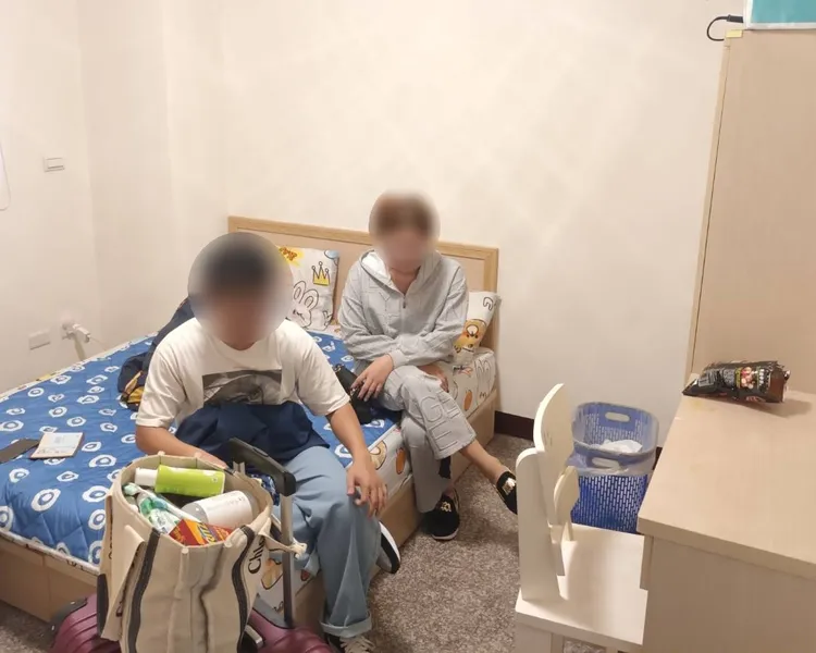 陳男（左）對於眼前這位才剛以3千元代價性交易的女子，護照上是「男性」，當場傻眼。民眾提供