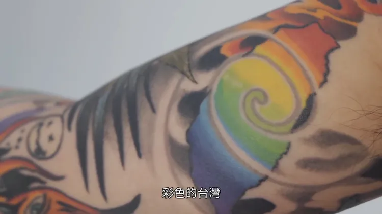 謝和弦慶祝台灣推動婚姻平權，於是刺上彩虹台灣。翻攝謝和弦 R-chord馬槽音樂YouTube頻道
