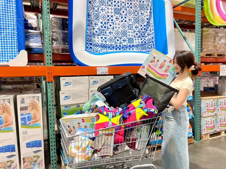 好市多推出戲水裝備、清爽美妝、抗暑家電，助會員打造有感降溫方程式。業者提供