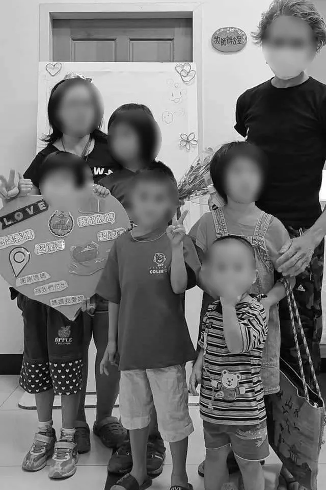 一家七口上周末提前歡度媽媽生日與母親節，豈料卻成最後合影。讀者提供