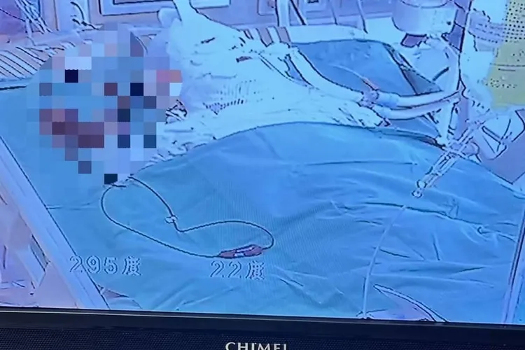 柯父臉上纏滿繃帶，將進行清創手術。讀者提供