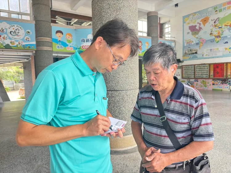 有彰化民眾親赴嘉義，當面遞交善款給校長。讀者提供