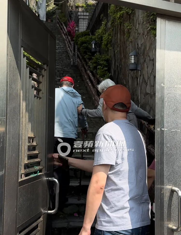 下午2點30分，4名長輩搭車抵達余天住處，互相扶持走進余天住處社區。特勤中心攝