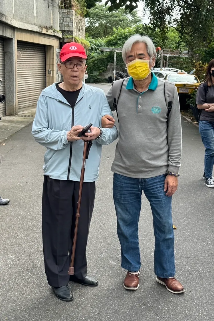 疑似余天女婿陳鋻家中長輩於90分鐘後，離開余天家不願受訪。特勤中心攝