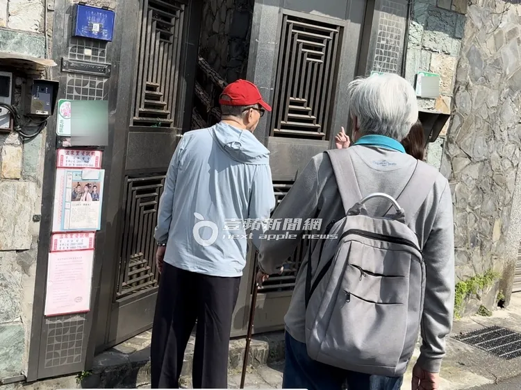 年長長輩杵著拐杖在余天家門口等待開門。特勤中心攝