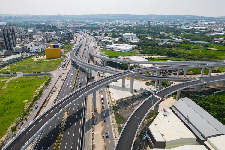 國1增設銜接台74線系統交流道工程今天通車，從國1到台74西屯、崇德匝道，可分別節省26、20分鐘。資料照片