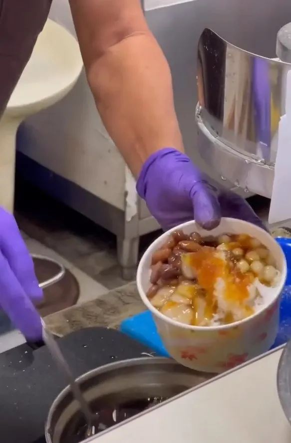 周記傳統芋圓，龍山商場美食廣場內。IG @iamirenesu 提供
