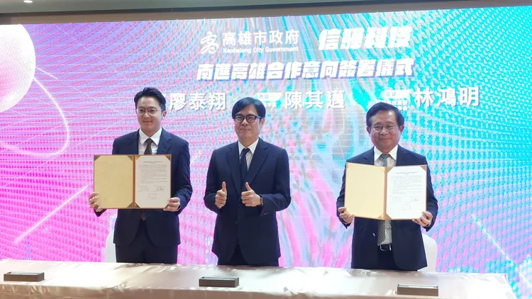 信驊科技董事長林鴻明宣布南進高雄，2日在市府簽訂意向書。凃建豐攝