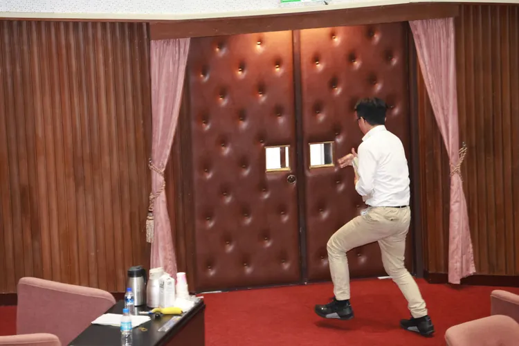 郭國文搶立法院秘書長周萬來議事本，衝出議事場外。彭欣偉攝