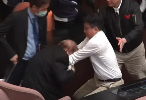 綠委郭國文搶72歲立院秘書長議事本! 周萬來眼鏡打飛、摔倒在地