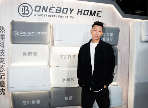 「行走費洛蒙」瘦子前年才當爸 老婆又懷二寶!男神秒變「行走奶爸」