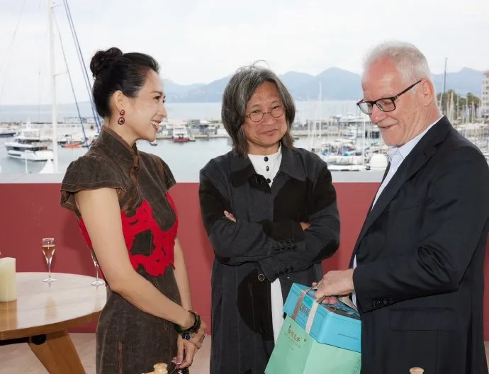 章子怡、陳可辛與坎城影展藝術總監福茂打招呼。翻攝章子怡工作室微博