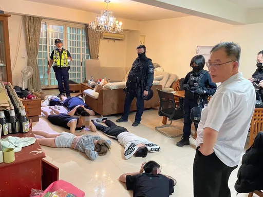 直播間藏槍毒!霹靂幹員攻堅逮8人 熱褲女網紅趴地被捕
