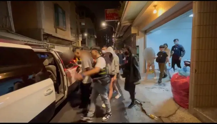 女網紅穿熱褲被逮，露出細白長腿。翻攝畫面