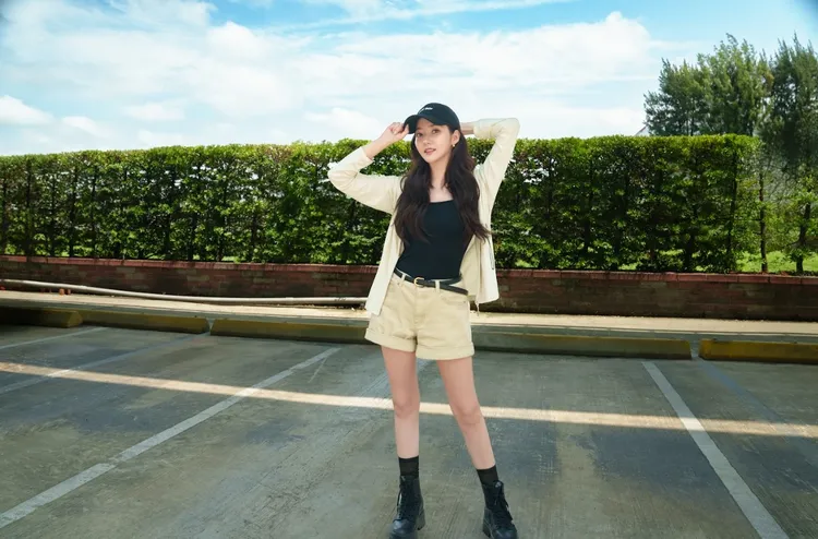 朴敏英穿上最新款奶油色冰鋒衣5.0配短褲，簡約時尚。ONE BOY提供