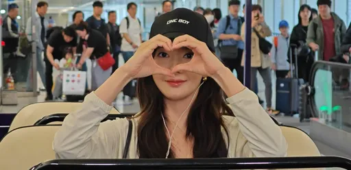 「金秘書」朴敏英抵台花式比心萌翻了！女神用機能服玩機場時尚