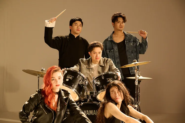 莫凡新（中）與網紅瑋哥（右）、ICRT DJ凱琳 Cait Lin（左）率樂手在新歌MV組搖滾樂團唯有音樂提供