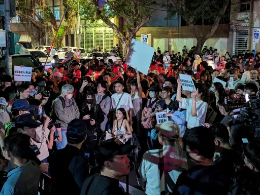 400青年包圍立院！怒嗆黃國昌「出來面對」　北市特勤帶甩棍、束帶備戰