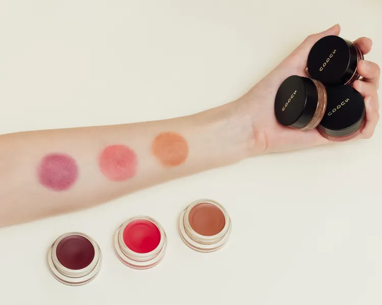 晶采柔潤唇頰膏（左至右）#S03、#S02、#S01，各1900元。品牌提供