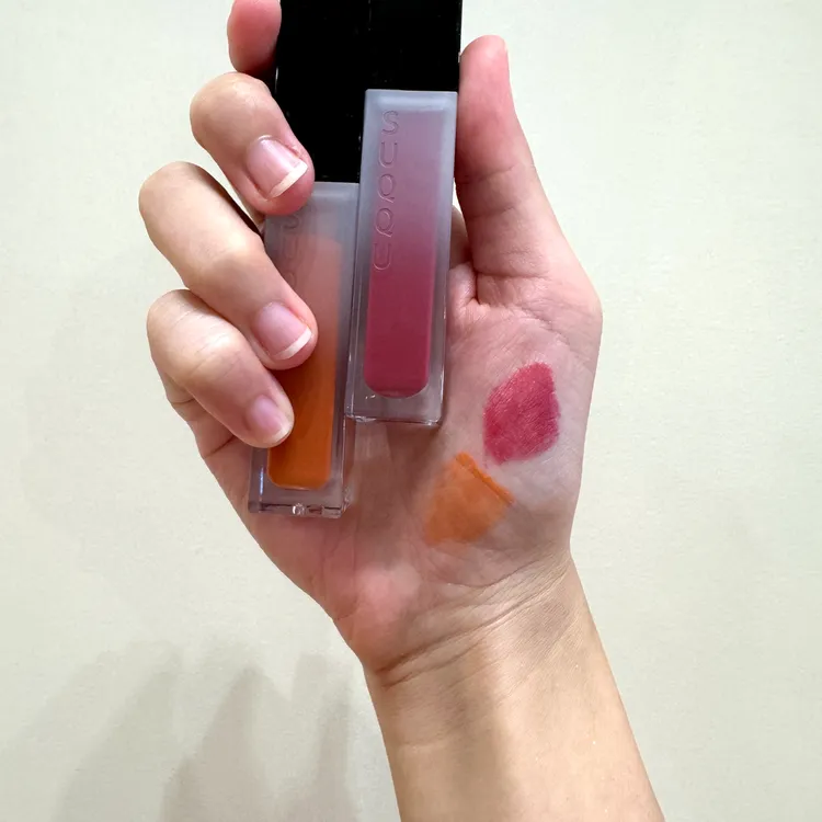 晶采極潤唇釉#108（左）、#107（右），各1500元。張家玲攝