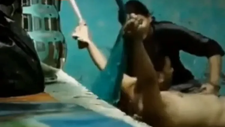 馬南遭到妻子梅哈爾凌虐。翻攝自推特