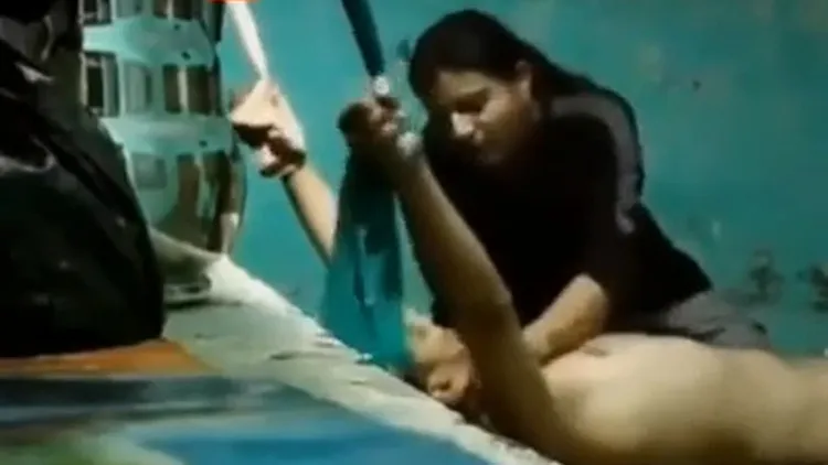 馬南遭到妻子梅哈爾凌虐。翻攝自推特