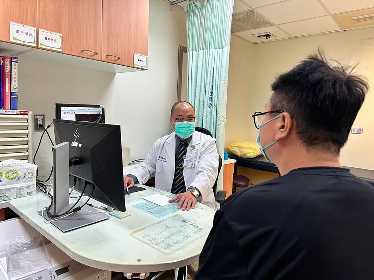 張尚文院長發覺問題非出於腰部脊椎，而是位置較高的胸椎。彰基提供（非患者本人）