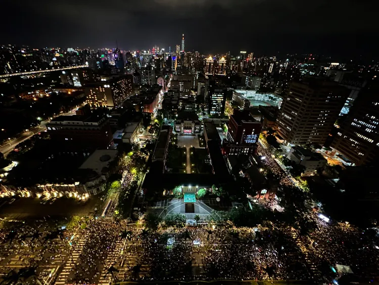 主辦單位在晚9點30分左右表示，參與行動人數已突破7萬人。經濟民主連合攝影志工謝佩玲提供