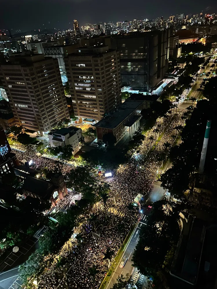 主辦單位在晚9點30分左右表示，參與行動人數已突破7萬人。經濟民主連合攝影志工謝佩玲提供