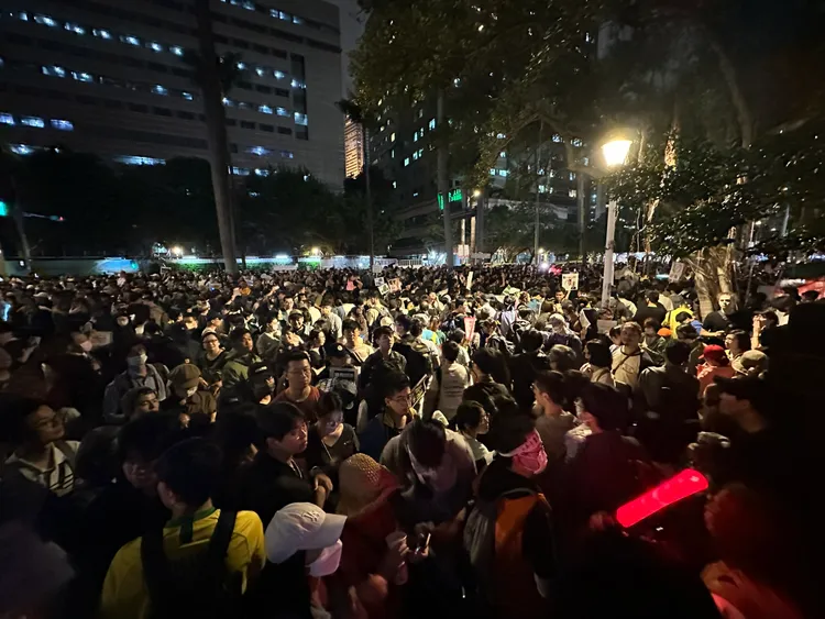 中山南路快車道也擠滿人潮。經濟民主連合攝影志工謝佩玲提供