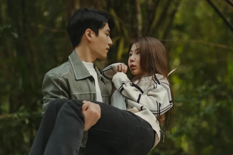 林子閎（左）霸氣抱起腳受傷的郭書瑤。TVBS提供