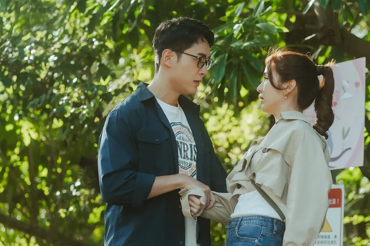 鄧偉德（左）及時抱住要跌倒的潘映竹。TVBS提供