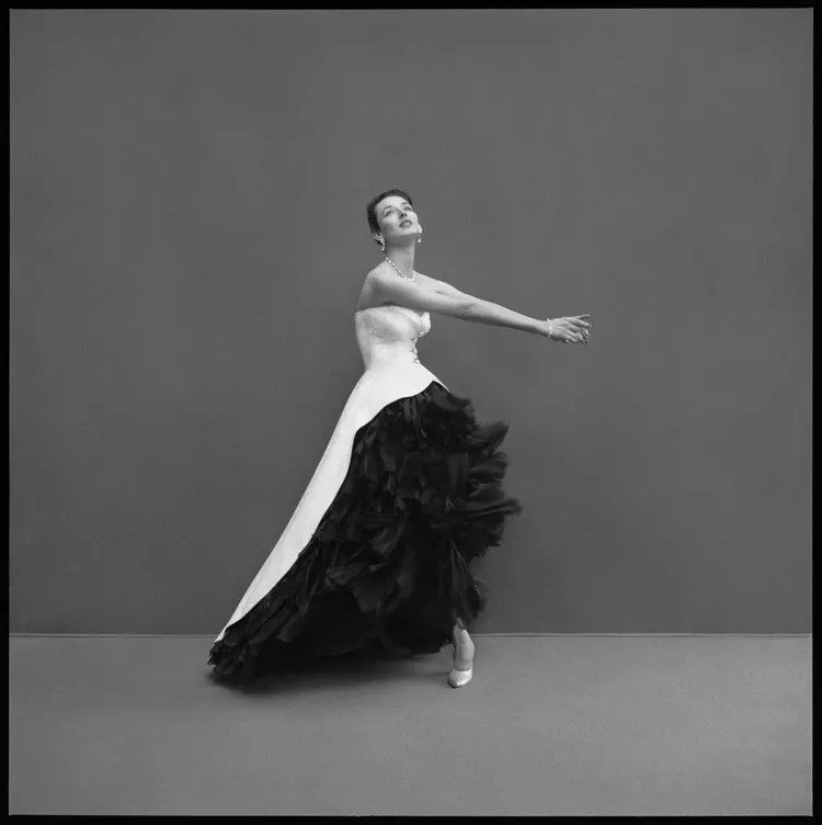 妮可基嫚身上的禮服出自BALENCIAGA 1950年代的設計。翻攝Vogue