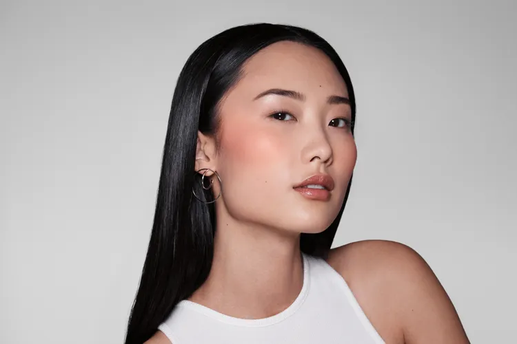 Model示範NARS炫色腮紅#992。品牌提供