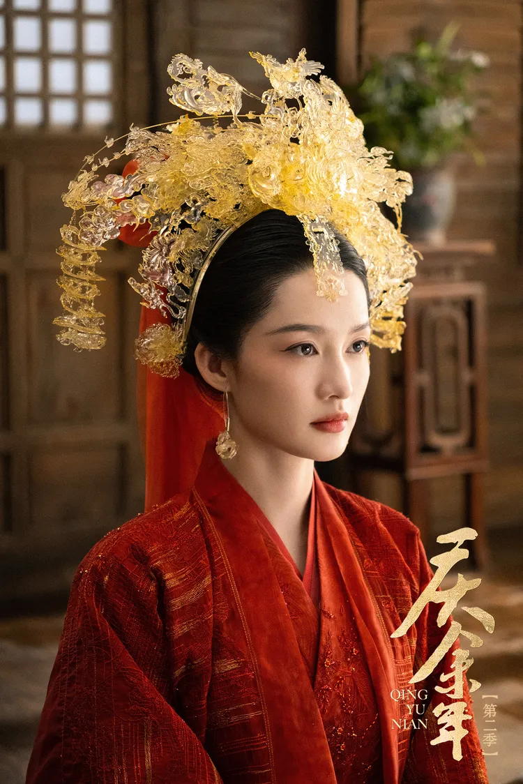 李沁說新娘頭冠很重。翻攝慶餘年官微