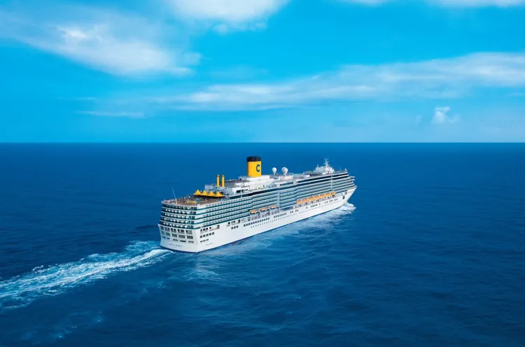 「全包式懶人度假」疫情後備受青睞，享受不被外界打擾的家人時光。圖為「歌詩達莎倫娜號」。業者提供