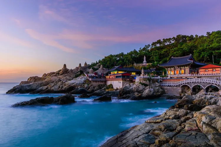 「釜邱發燒賣」一探世界文化遺產，造訪海東龍宮寺、體驗人氣海岸觀光列車，大啖澎湃海鮮鍋，旅展價9888元起。業者提供
