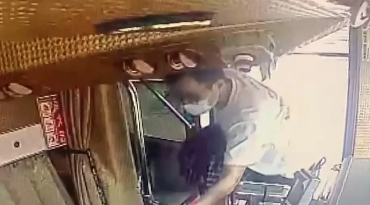 簡男北市南京三民下車後，又接連在西門町、北車等地現蹤。翻攝照片