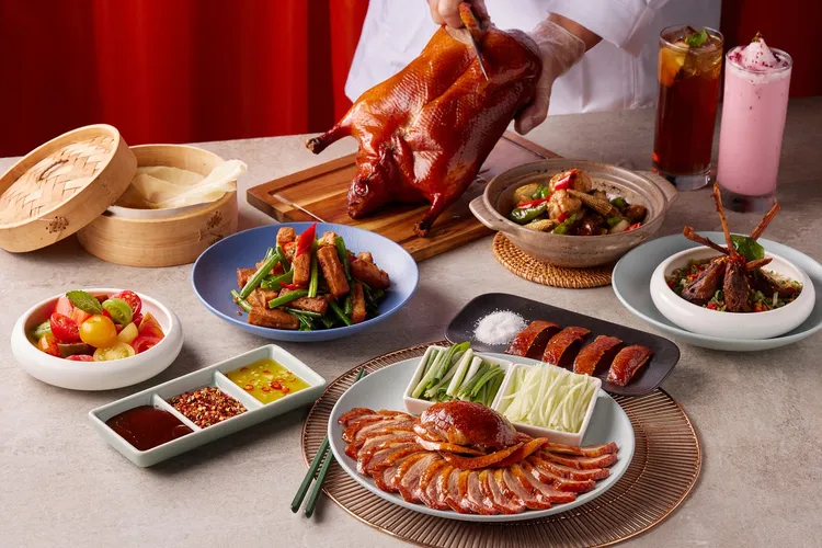 帶媽媽到享鴨吃飯玩遊戲，有機會免費吃兩人輕鬆享套餐。業者提供