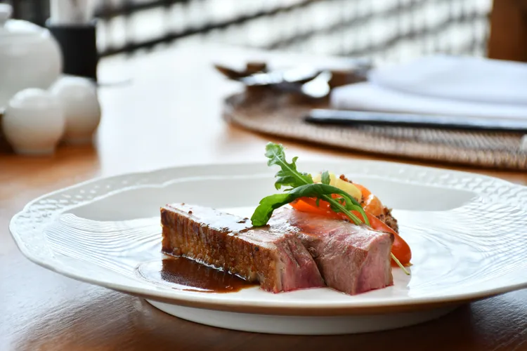 七日熟成櫻桃鴨胸有著鴨肉的甜，再佐以陳化厚醇的普洱茶以及巧克力濃郁香氣完美搭配、韻味十足。業者提供