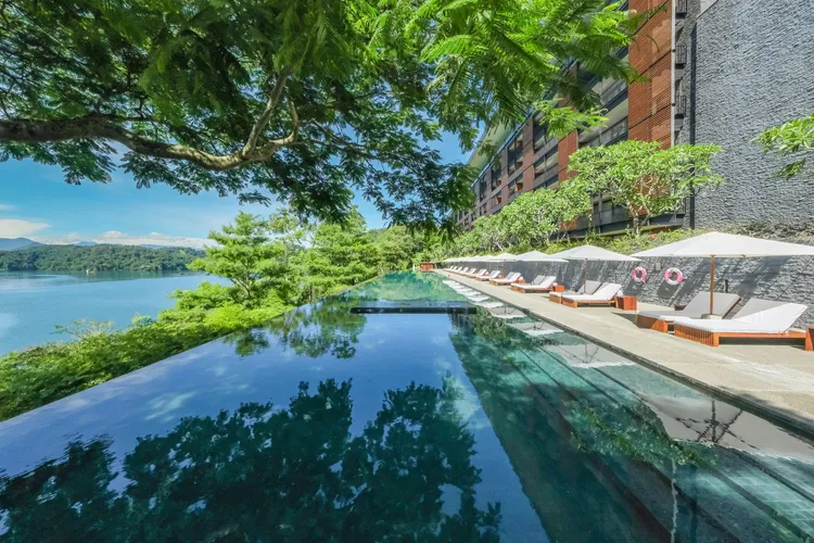 綠蔭之下的日月潭涵碧樓無邊際泳池，在此游泳可盡情享受清涼一夏的快感。業者提供