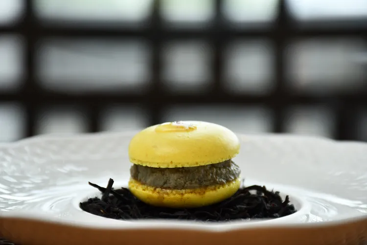 東方餐廳主廚則以法式料理為基礎，端出茶燻桂丁雞肝醬桂花馬卡龍。業者提供